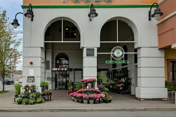 1620 McKenzie Ave #204, Saanich, BC V8N 0A1