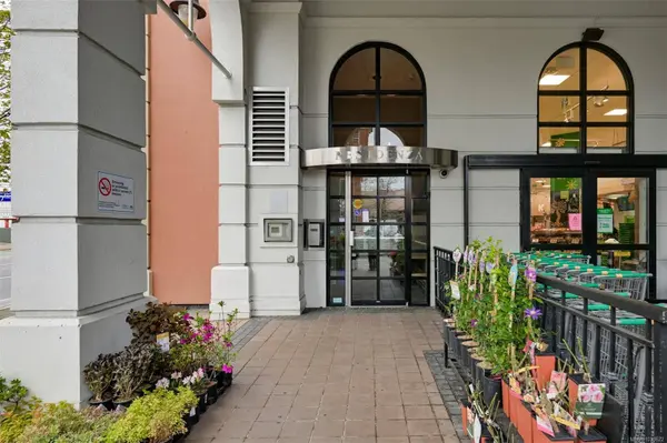 1620 McKenzie Ave #204, Saanich, BC V8N 0A1