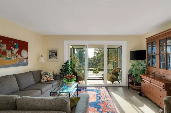 1433 Faircliff LN ##416, Victoria, BC V8S 3J6