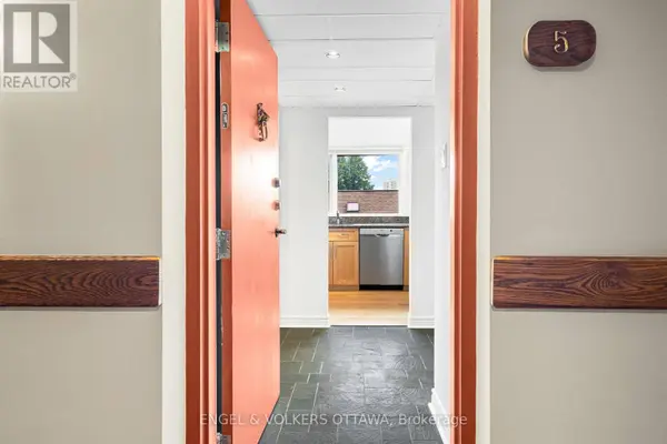 135 Springfield RD #5, Ottawa, ON K1M1C5