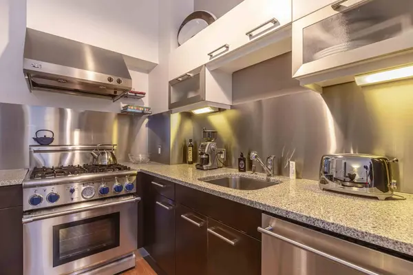 88 Kingston St #2D, Boston, MA 02111