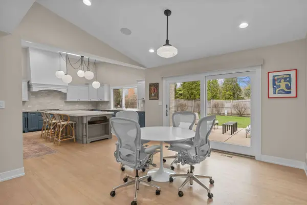 20 Colony LN, Deerfield, IL 60015