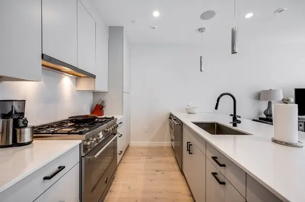 340 W 2nd St #3, Boston, MA 02127