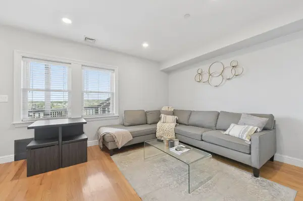 214-216 E Eagle St #5A, Boston, MA 02128