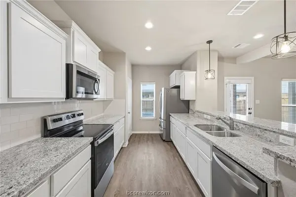 536 Momma Bear DR, College Station, TX 77845