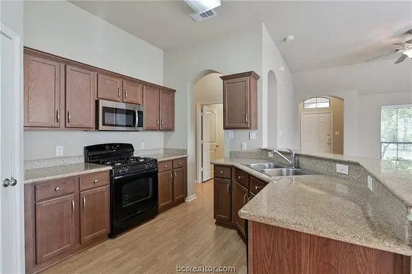 2004 Spring Leaf CT, Bryan, TX 77807