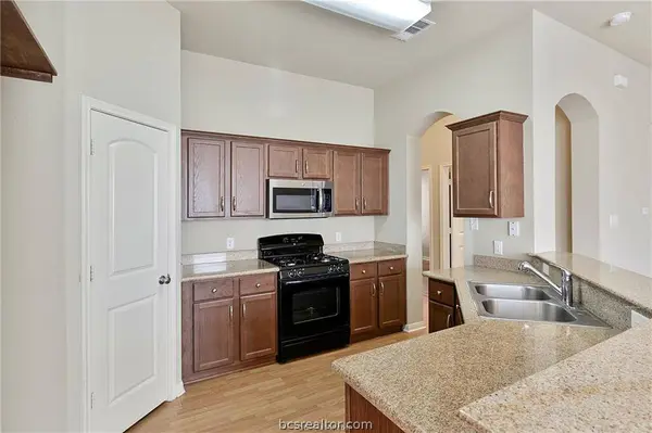 2004 Spring Leaf CT, Bryan, TX 77807