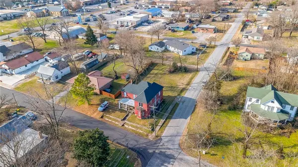 195 N A St, Centerton, AR 72719