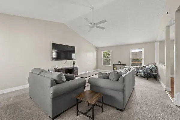 811 Crevis Lane, Columbus, OH 43228