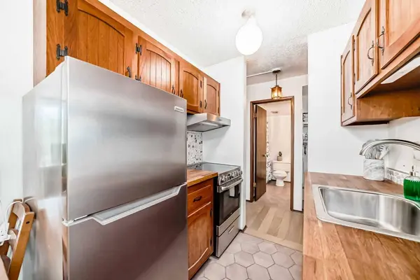 635 57 AVE SW #305, Calgary, AB T2V 0H5