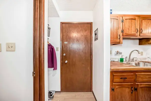 635 57 AVE SW #305, Calgary, AB T2V 0H5
