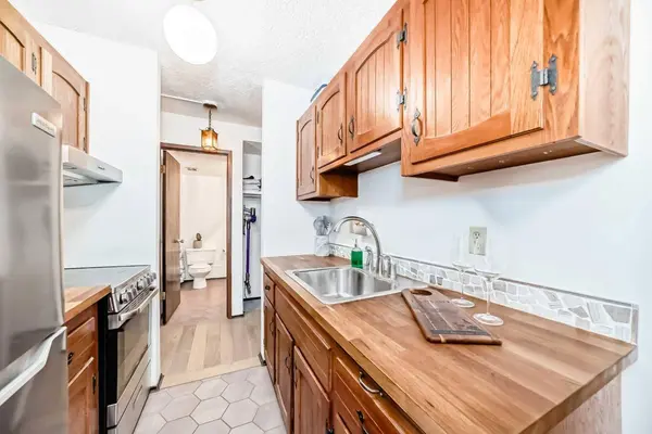635 57 AVE SW #305, Calgary, AB T2V 0H5
