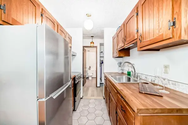 635 57 AVE SW #305, Calgary, AB T2V 0H5