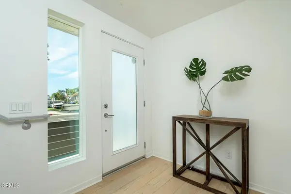 11594 Riverside DR, Valley Village, CA 91607