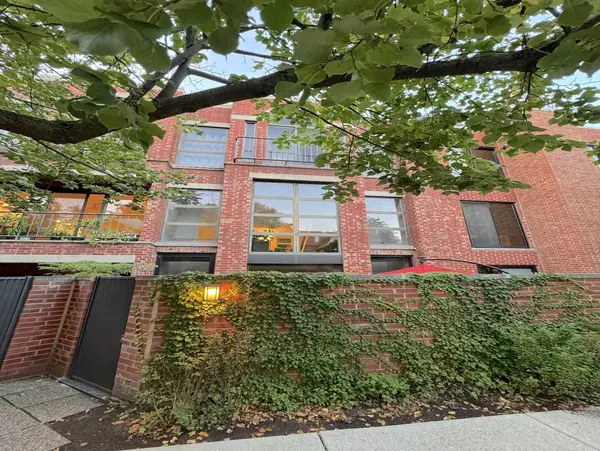 416 W Grant PL #B, Chicago, IL 60614