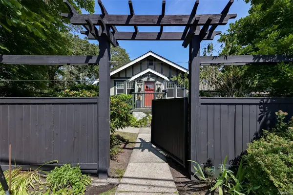 1506 McRae Ave, Saanich, BC V8P 1G5