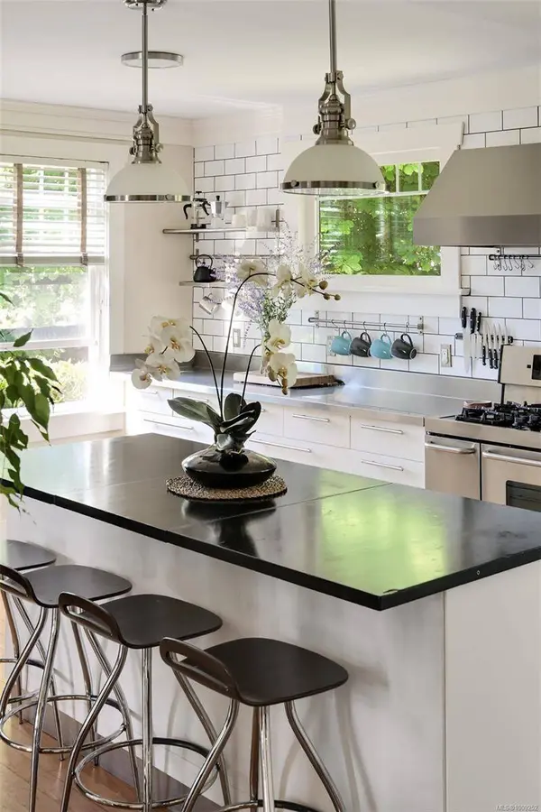 1506 McRae Ave, Saanich, BC V8P 1G5