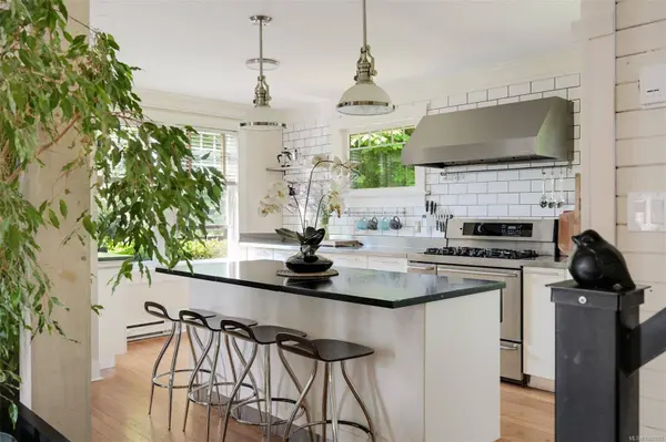 1506 McRae Ave, Saanich, BC V8P 1G5