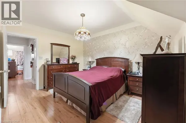 18 MAYFLOWER Avenue, Hamilton, ON L8L2K4