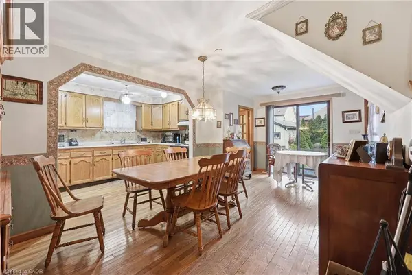 18 MAYFLOWER Avenue, Hamilton, ON L8L2K4