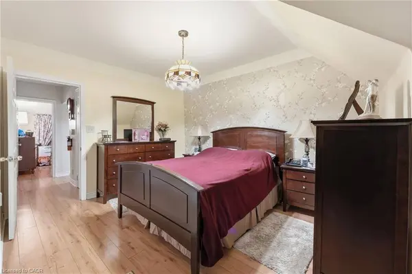 18 Mayflower Avenue, Hamilton, ON L8L 2K4