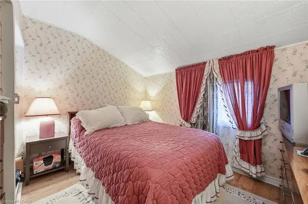 18 Mayflower Avenue, Hamilton, ON L8L 2K4