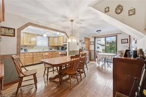 18 Mayflower Avenue, Hamilton, ON L8L 2K4