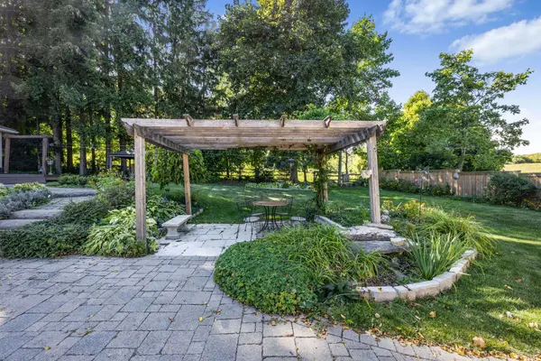 94 8 HWY, Hamilton, ON L9H 4V5