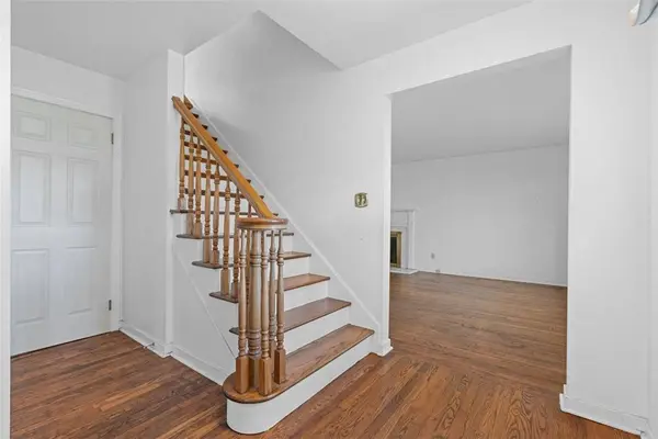 214 Farmington Rd, O'hara, PA 15215