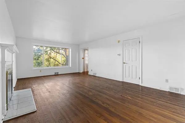 214 Farmington Rd, O'hara, PA 15215