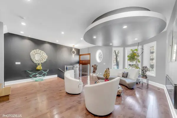 461 W Melrose ST, Chicago, IL 60657