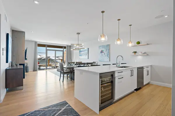 119 Ch. des Sous-Bois #104, Mont-tremblant, QC J8E3M9