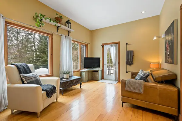 100 Ch. au Pied-du-Courant, Mont-tremblant, QC J8E1N7
