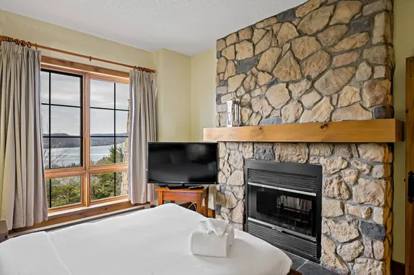 154 Ch. des Sous-Bois #2, Mont-tremblant, QC J8E3M1