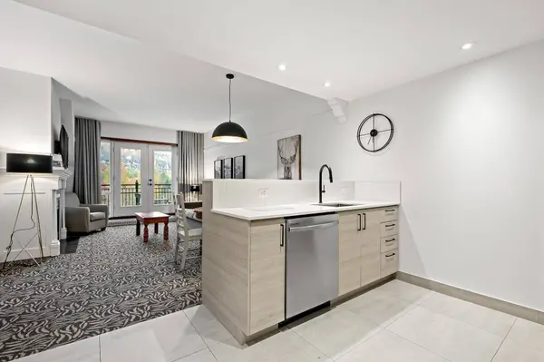 150 Ch. au Pied-de-la-Montagne #422A, Mont-tremblant, QC J8E3M2
