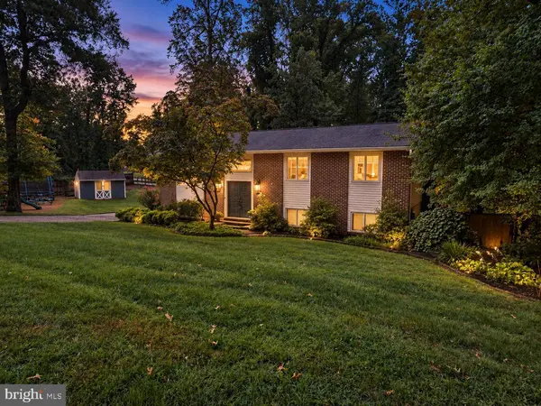 870 TWIN HARBOR DR