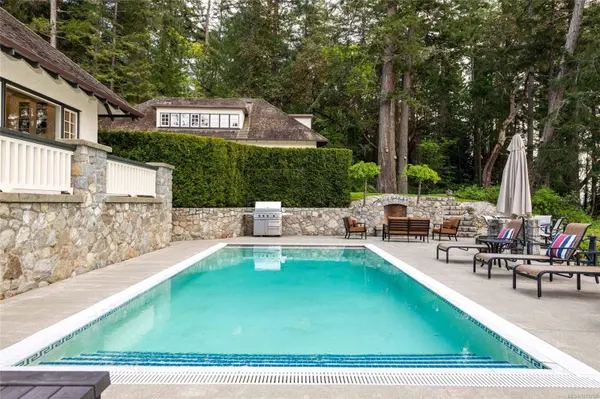 605 Senanus Dr, Central Saanich, BC V8M 1S6