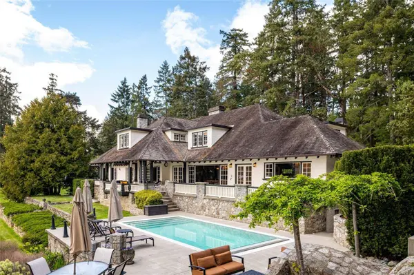 605 Senanus Dr, Central Saanich, BC V8M 1S6