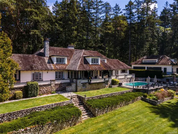 605 Senanus Dr, Central Saanich, BC V8M 1S6