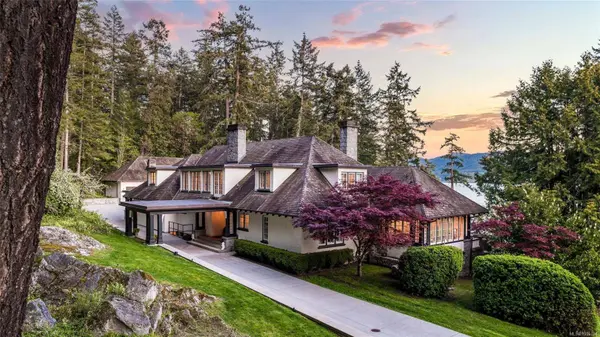 605 Senanus Dr, Central Saanich, BC V8M 1S6