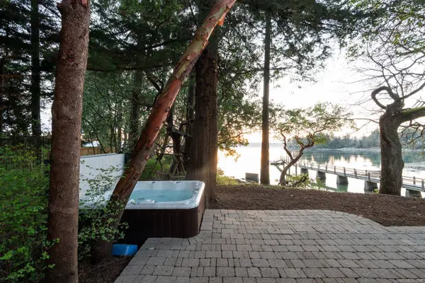 675 Towner Park Rd, North Saanich, BC V8L 5L7