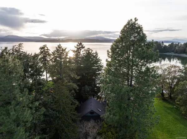 675 Towner Park Rd, North Saanich, BC V8L 5L7