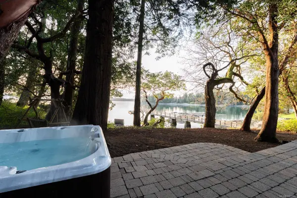 675 Towner Park Rd, North Saanich, BC V8L 5L7