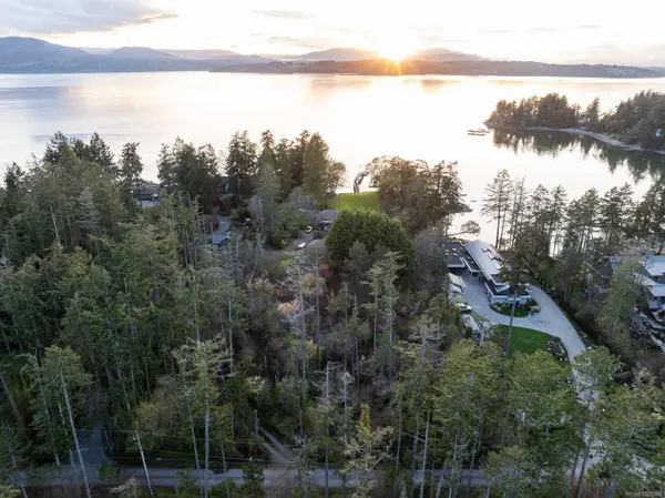 675 Towner Park Rd, North Saanich, BC V8L 5L7