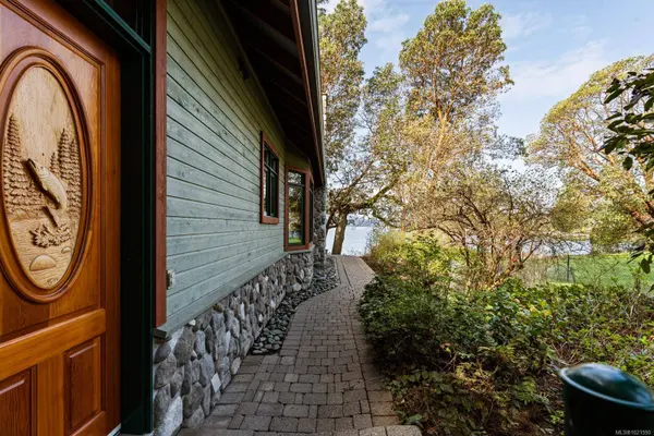 675 Towner Park Rd, North Saanich, BC V8L 5L7