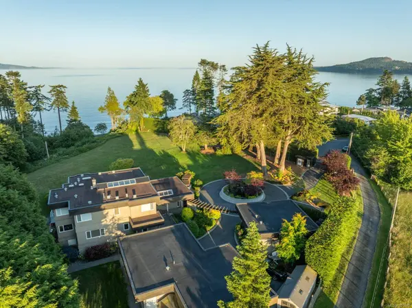 5605 Parker Ave, Saanich, BC V8Y 2N2