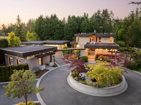 5605 Parker Ave, Saanich, BC V8Y 2N2