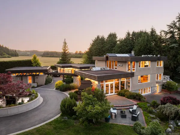 5605 Parker Ave, Saanich, BC V8Y 2N2