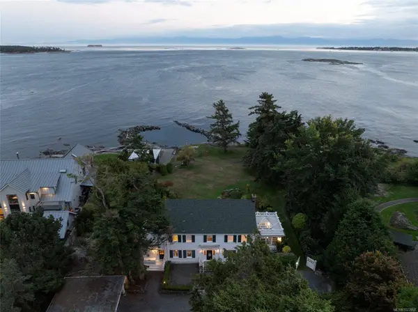 3045 McAnally Rd, Saanich, BC V8N 1T3