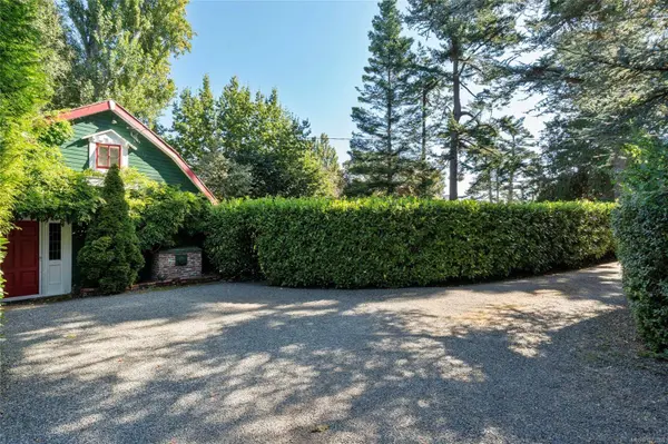 3045 McAnally Rd, Saanich, BC V8N 1T3
